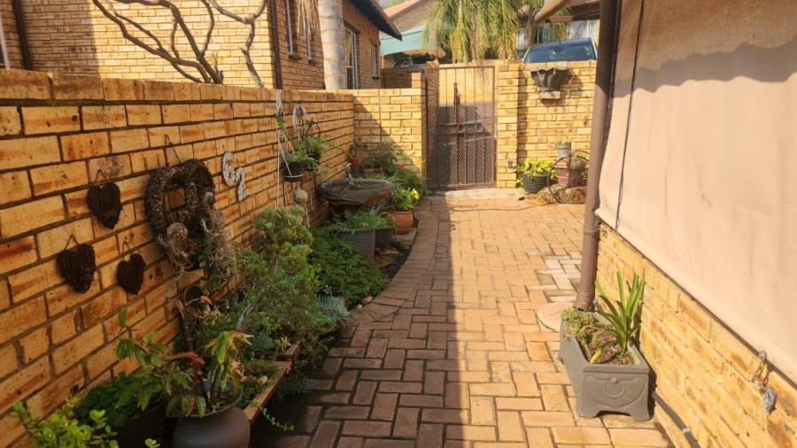 3 Bedroom Property for Sale in Safari Gardens North West